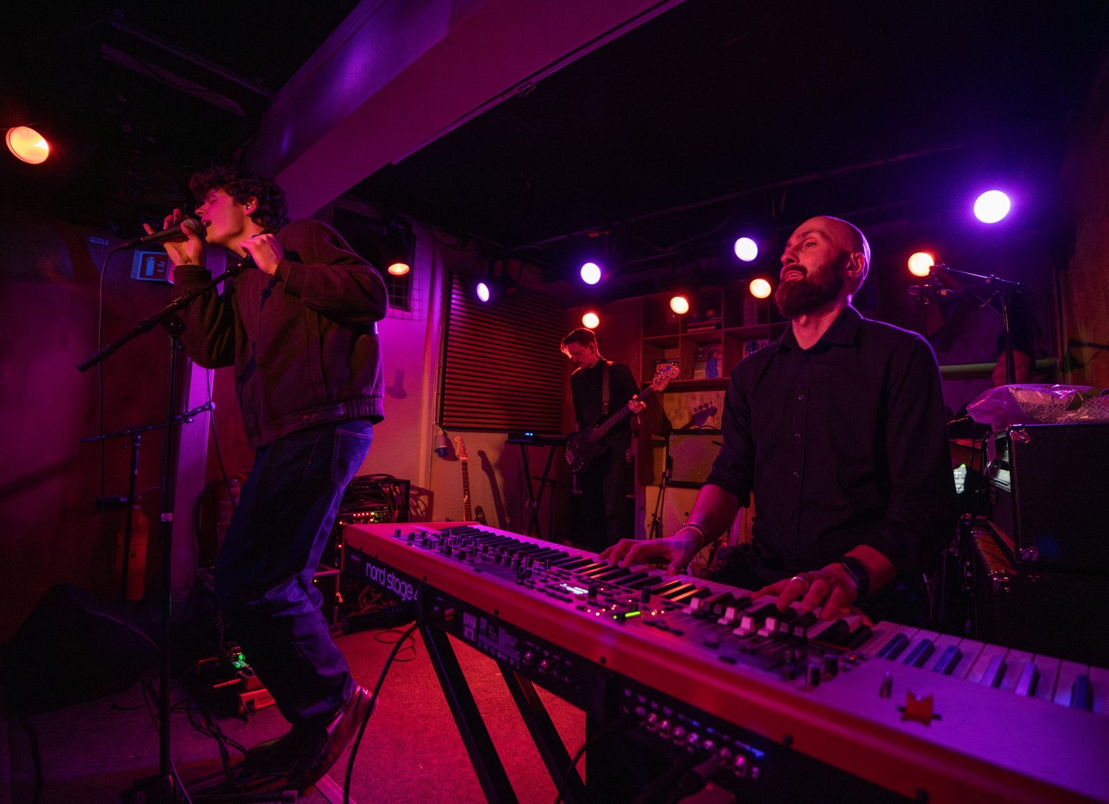 Martin Meneilly spiller keyboard på scenen med band