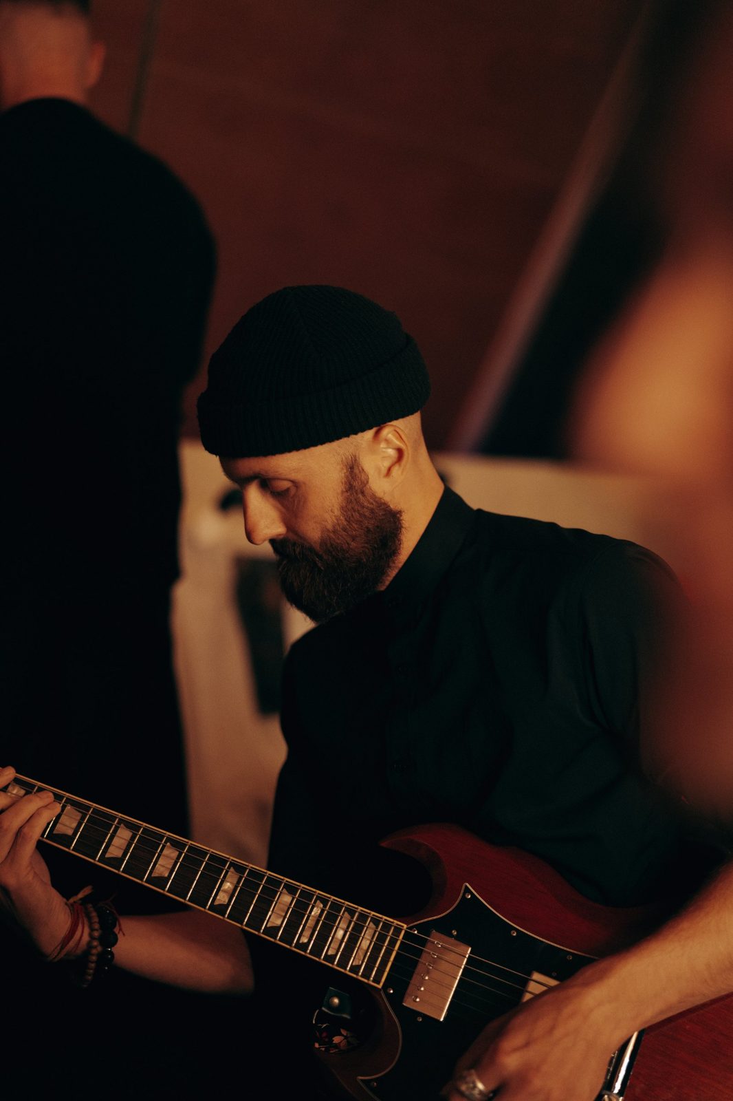 Martin Meneilly spiller elektrisk gitar